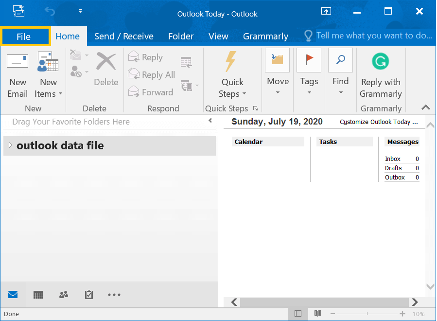 Откройте Outlook и перейдите к опции «Файл».